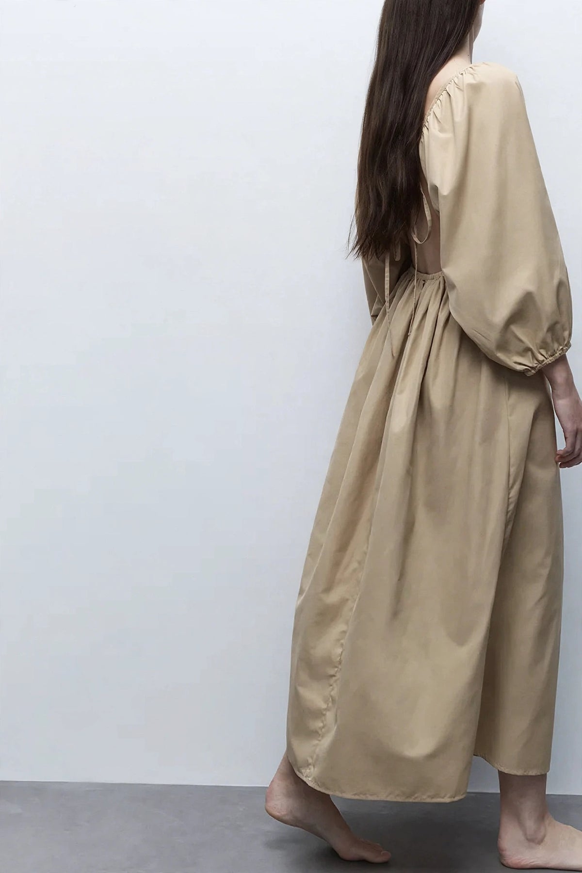 Épure V-Neck Puff-Sleeve Dress on model