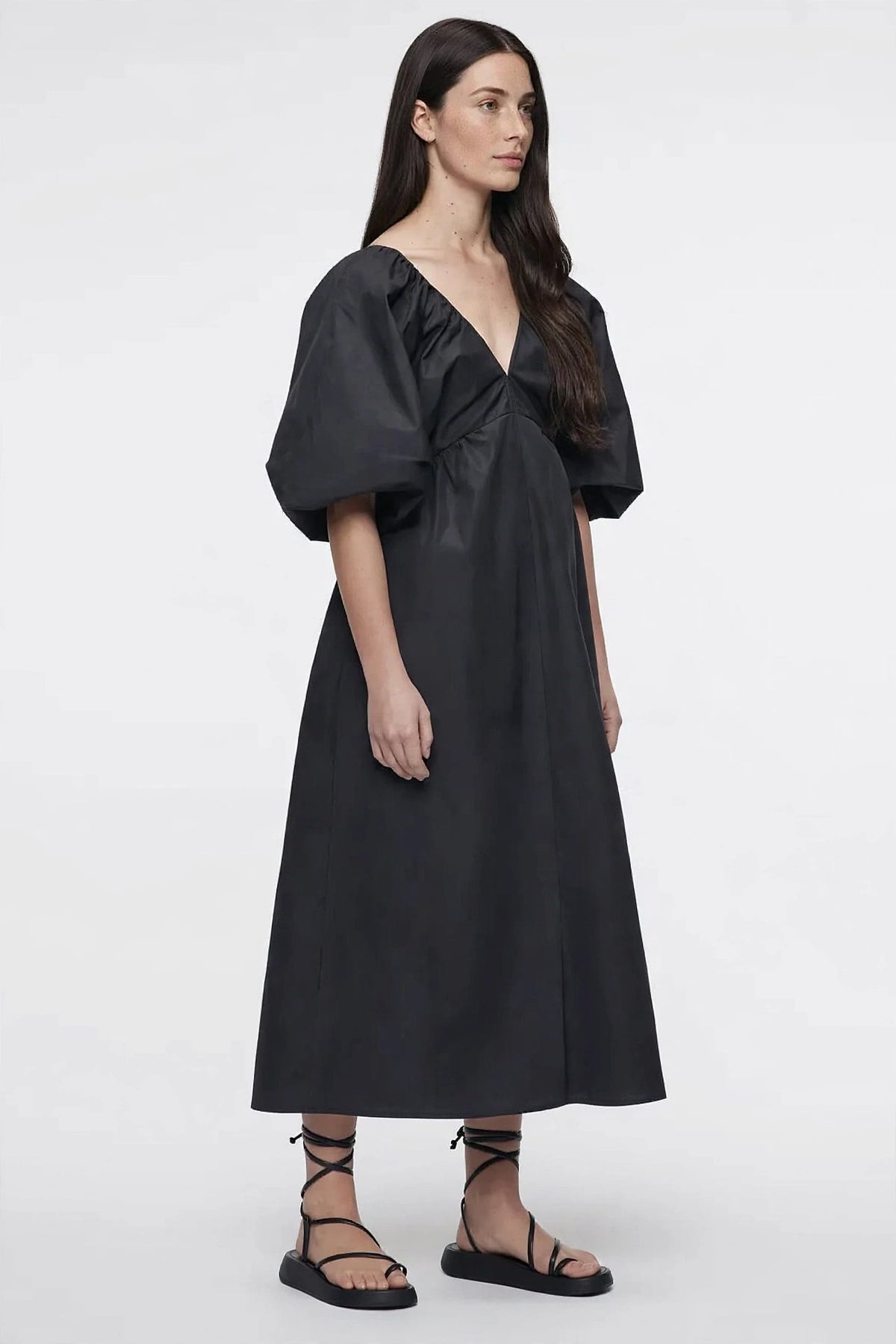 Épure V-Neck Puff-Sleeve Dress on model