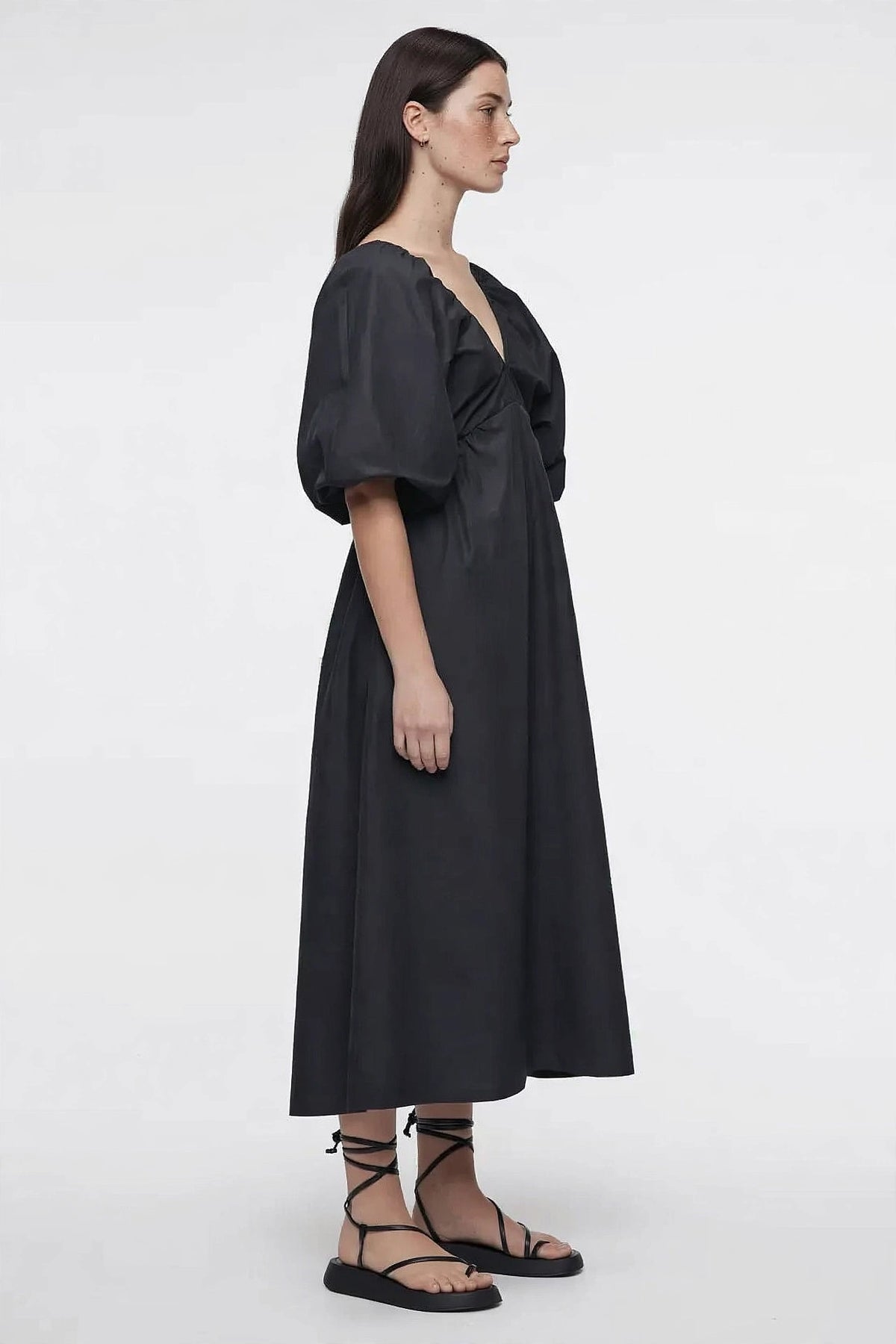 Épure V-Neck Puff-Sleeve Dress on model